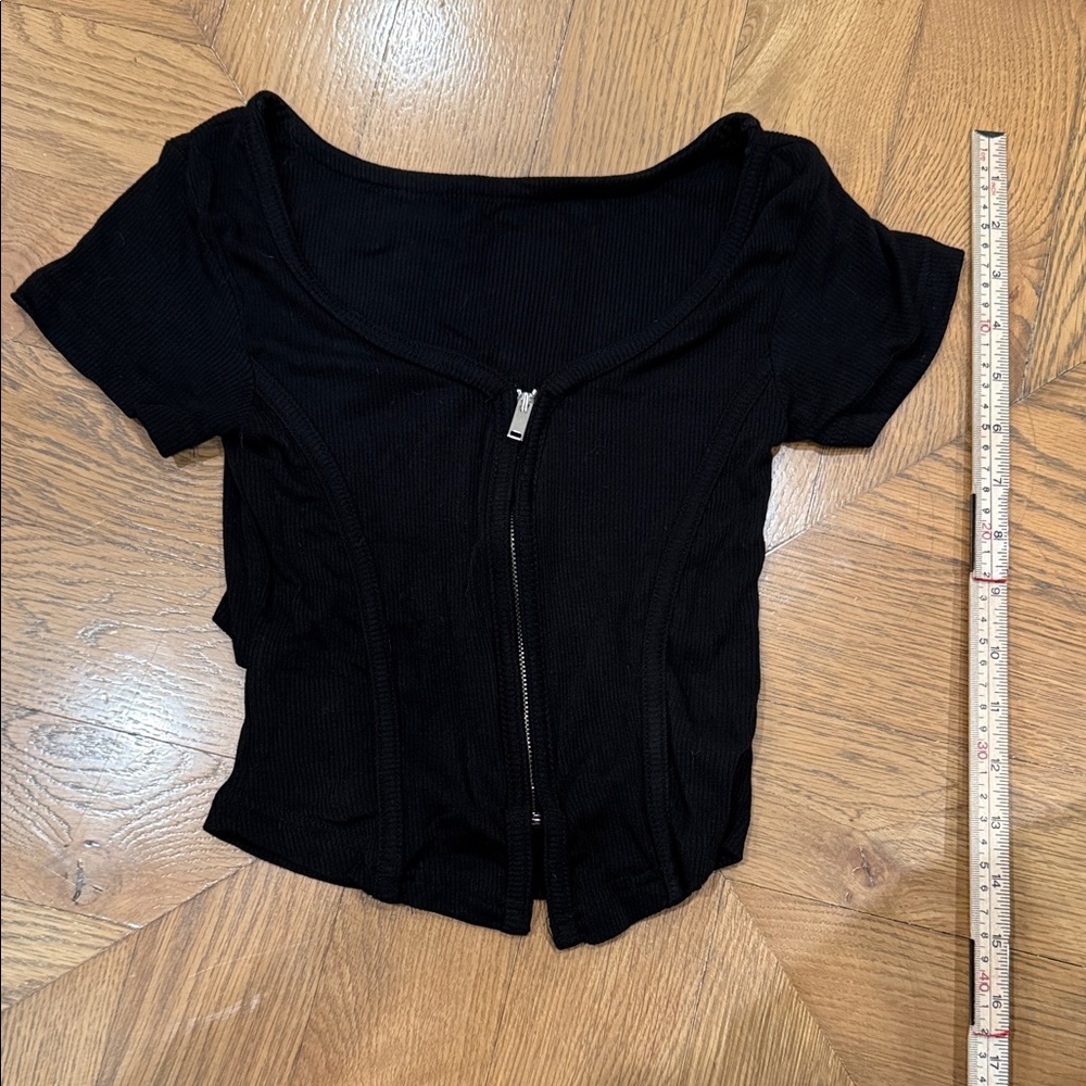 Chic Black Zippered Crop Top